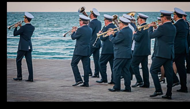 Fanfara „Muzica Apelor” îşi încântă publicul pentru încă o lună - xfanfara1-1659097276.jpg