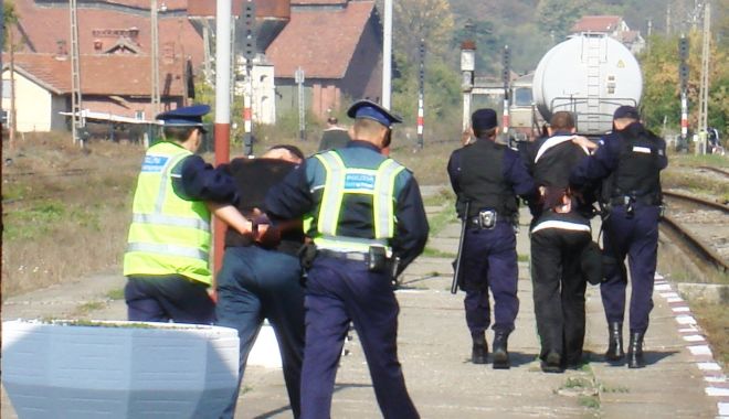 Tentativă de furt dejucată de polițiști, în portul Constanța: suspecții au încercat să plece cu aproape o tonă de florea-soarelui - xferoviar-1667913263.jpg