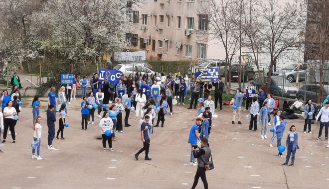 Flashmob la Liceul „George Călinescu” pentru conștientizarea nevoii de integrare a persoanelor cu autism - xflasmobgeorgecalinescu-1648978955.jpg