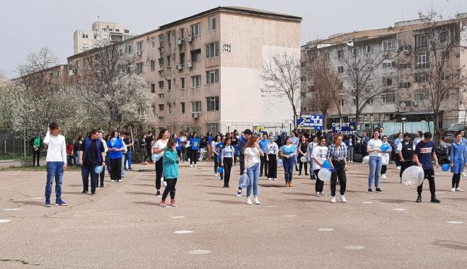 Flashmob la Liceul „George Călinescu” pentru conștientizarea nevoii de integrare a persoanelor cu autism - xflshmobcalinescu-1648979121.jpg