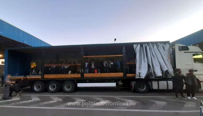 Zeci de migranți, ascunși în camioane, descoperiți de polițiștii de frontieră