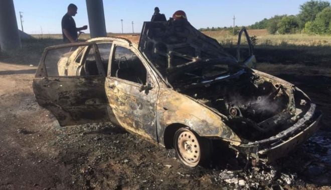 Mașină furată și INCENDIATĂ, la marginea pădurii din Rasova. Suspecții au fost reținuți - xfurtdistrugere-1630592297.jpg