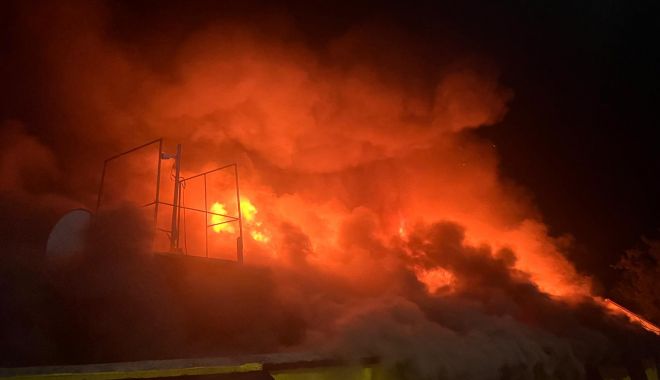 Incendiu puternic în județul Constanța! Trafic oprit, din cauza lipsei de vizibilitate - xgarajkogalniceanu11687158310-1718912279.jpg