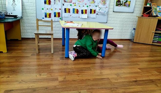 Simulare de cutremur, la grădiniță. Copiii au învățat cum să se protejeze - xgradinitaprevenire2-1669286714.jpg