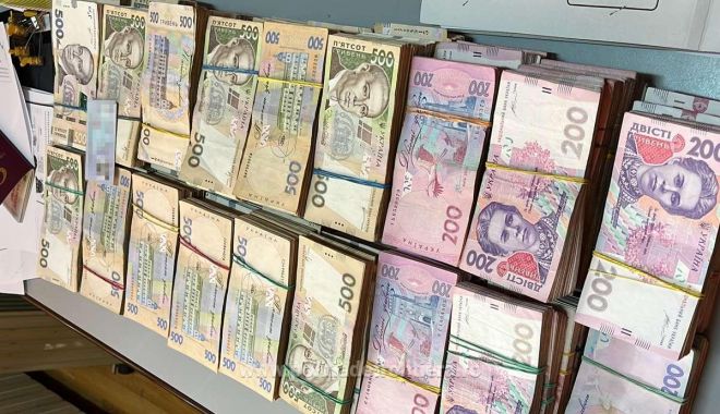 4.220.000 grivne, echivalentul a peste 100.000 de euro, descoperite de polițiștii de frontieră într-un autocar care venea din Turcia - xgrivnefrontiera-1675682448.jpg