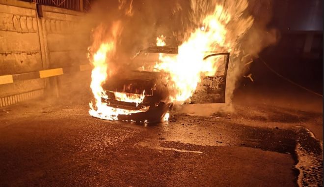 MAȘINĂ DISTRUSĂ DE FLĂCĂRI, la poarta 5 a portului Constanța