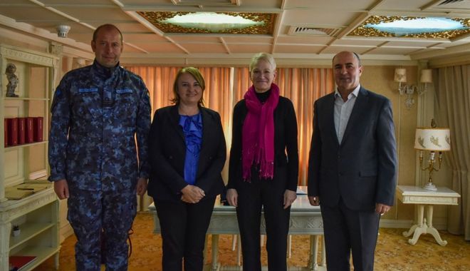 Asistentul secretarului american al Apărării pentru securitate internaționale, în vizită la bordul unei nave a Forțelor Navale