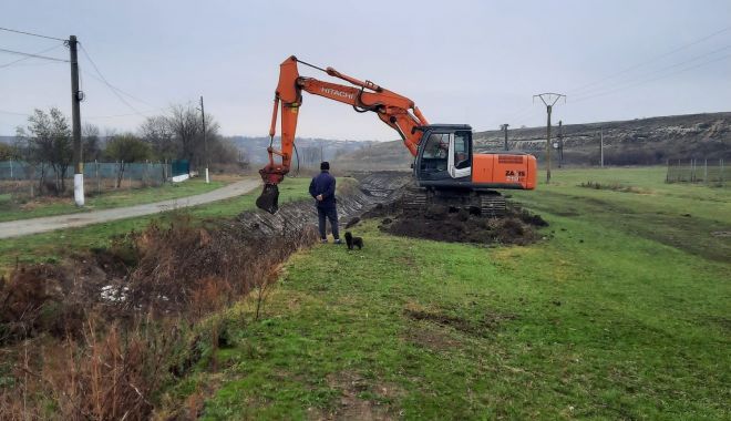 Lucrări de decolmatare în Valea Albești, pentru a preveni inundaţiile - xlucraridecolmatare-1642599771.jpg