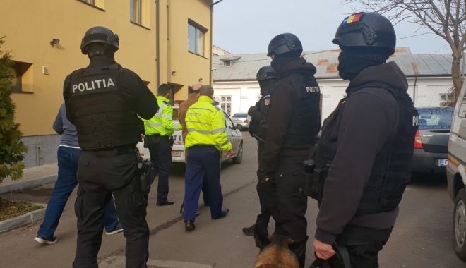 Bărbați căutați pentru încălcarea legii, depistați de Poliție