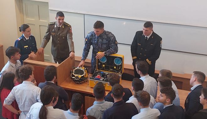 Marinarii promovează cariera militară în județul Botoșani - xmarinaribotosani2-1667552854.jpg
