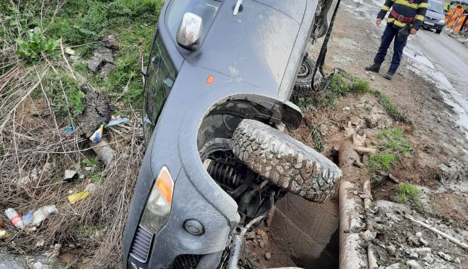 FOTO. Mașină căzută într-o GROAPĂ, pe varianta Constanței - xmasinagroapa1-1649675272.jpg