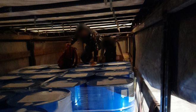 Trei afgani, depistați de poliţiştii de frontieră de la Negru Vodă, ascunşi în camion - xmigrantinegruvoda-1640605049.jpg