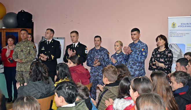 Generații în oglindă. Marinarii s-au întors acasă, pentru a le vorbi copiilor despre viața în uniformă - xpascaleacasatulcea2-1669287125.jpg