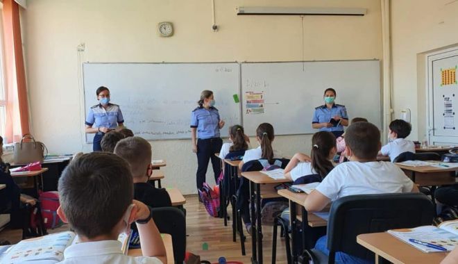 Sfaturi de la polițiști pentru elevii de la Colegiul Național „Mihai Eminescu” - xprevenireeminescu2-1668084047.jpeg