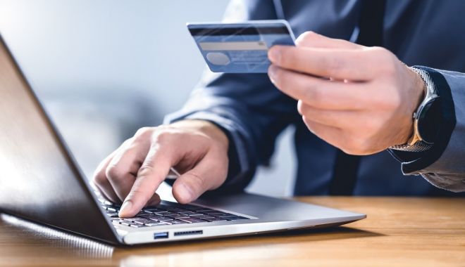 Prins după ce ar fi furat datele de pe cardul unui bărbat şi şi-ar fi transferat bani în contul lui - xprins-1645109273.jpg