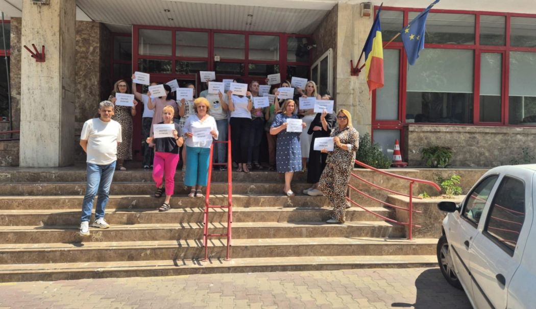 Angajații Caselor de Pensii din toată țara protestează în faţa instituţiilor