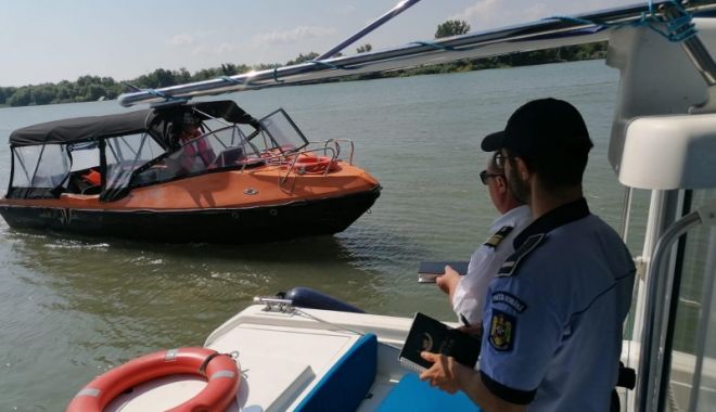 Verificări drastice pe luciul apei: amenzi de peste 160.000 de lei, ambarcațiuni și sute de kilograme de pește confiscate - xsafewaters2-1662980940.jpeg