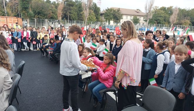 Oaspeți din Turcia și Italia întâmpinați cu tradiții românești la Școala nr. 37