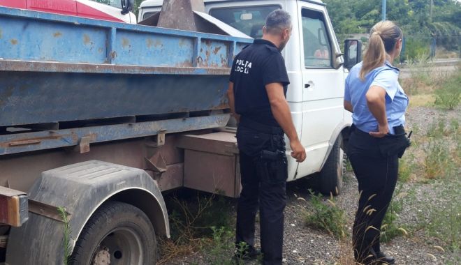 Şi amendat, şi lăsat fără autoutilitară! Păţania unui bărbat prins în timp ce arunca gunoaie, la Constanţa