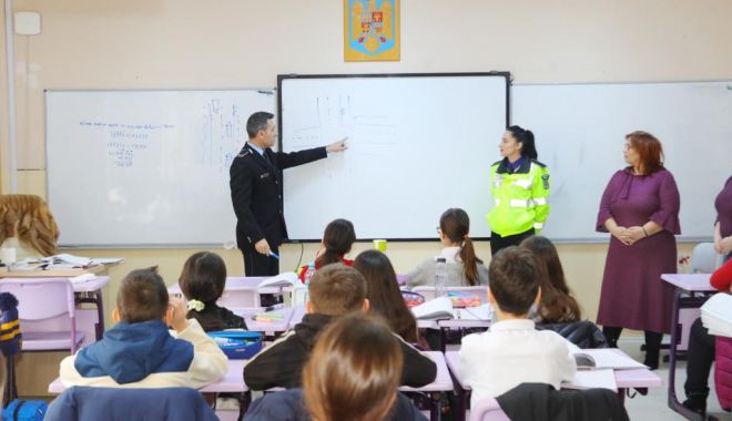 Poliţiştii constănţeni le-au explicat elevilor regulile de circulaţie - xsigurantainscoli2-1676985290.jpeg