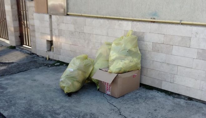 Sute de amenzi pentru cei care scot gunoaiele la stradă în saci şi cutii