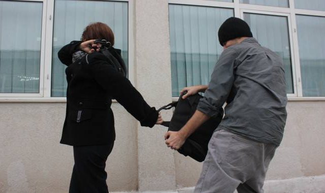Percheziții la Cobadin: un minor a fost arestat pentru tâlhărie, complicele lui a fugit! - xtalharie1-1650454771.jpg
