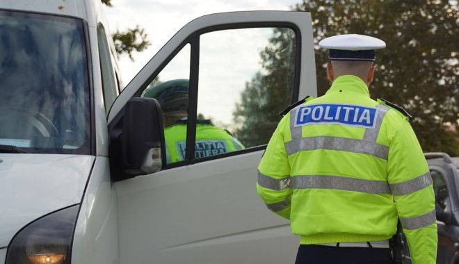 AMENZI PE BANDĂ RULANTĂ. Transportul de persoane din județul Constanța, verificat de Poliție