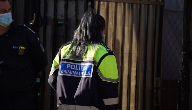Bărbat reţinut de poliţişti, după ce şi-a ucis soţia cu 30 de ani mai tânără