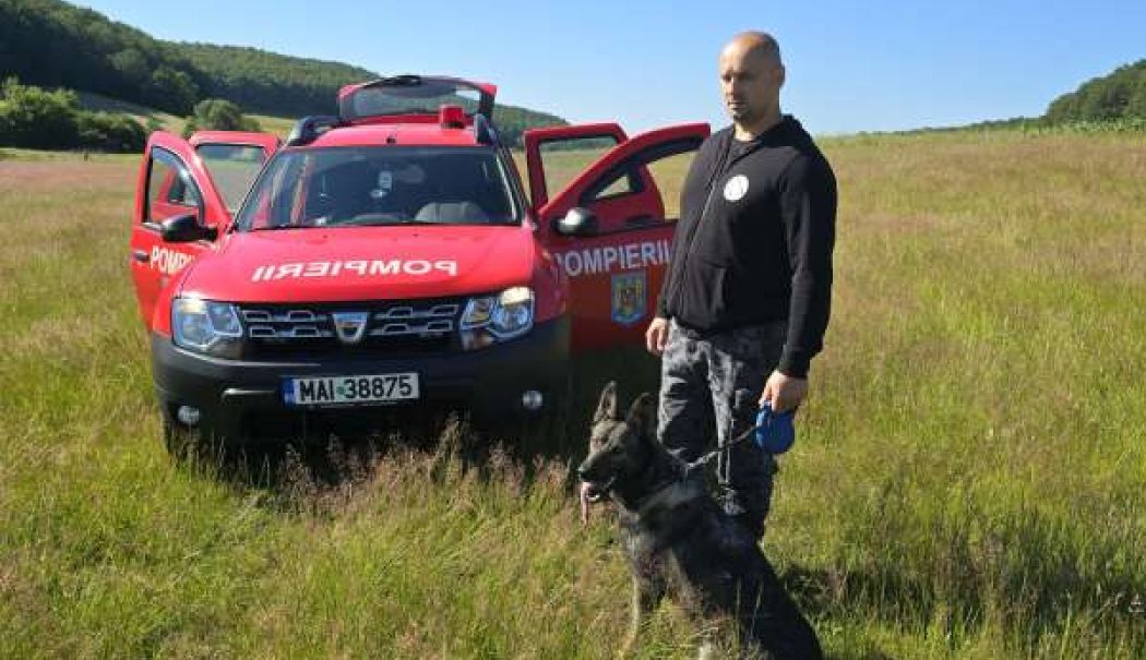Femeie rătăcită în pădure, fără telefon, găsită cu ajutorul căţeluşei Bica