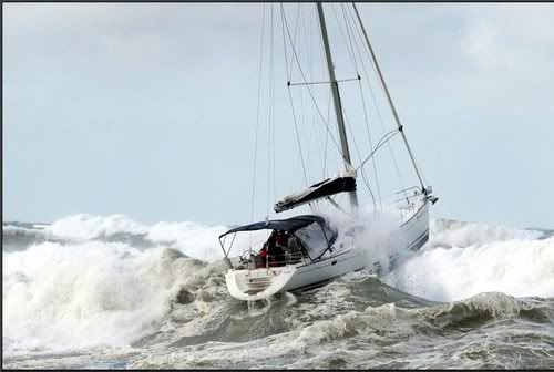 Iaht în pericol de scufundare în Marea Neagră, lângă Constanța - yacht-1339051190.jpg