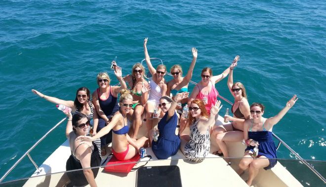 Petreceri cu multă șampanie, pe velier! - yacht-1563376199.jpg