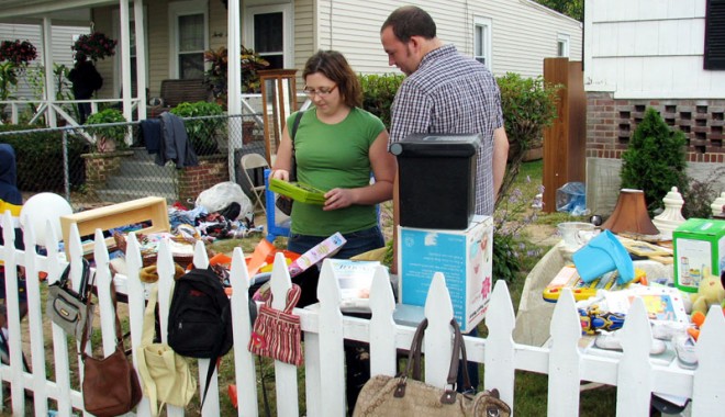 Ce lecție i-a învățat criza pe constănțeni - yardsale-1351785108.jpg