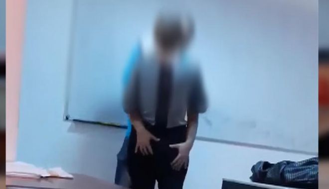 PROFESOR FILMAT ÎN TIMP CE SĂRUTĂ ȘI PIPĂIE O ELEVĂ, ÎN FAȚA CLASEI! Acesta și-a recunoscut fapta și a demisionat - ymu0yjm1ndfmzdnhndqznzczzjc0ogfk-1527834943.jpg