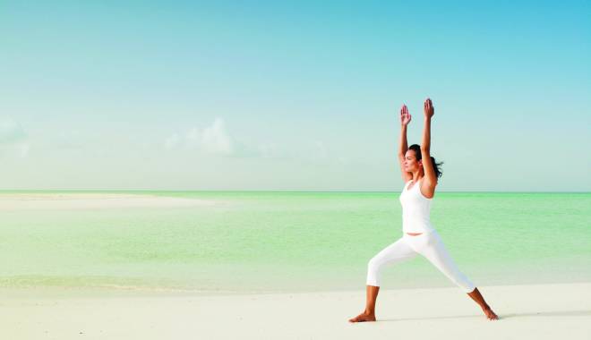 Exerciții de yoga, dimineața, pe malul mării - yoga-1439454068.jpg