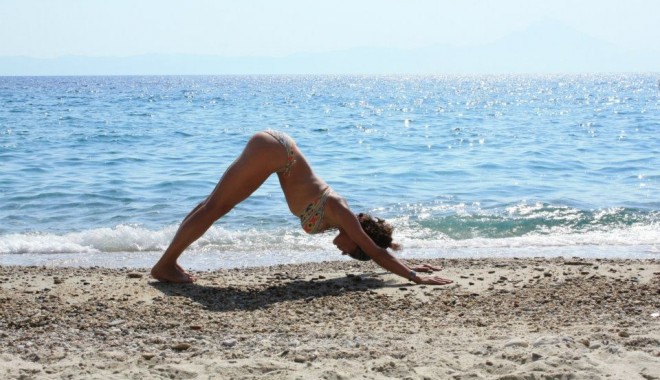 Exerciții de yoga, dimineața, pe malul mării - yogasportplaja-1373030636.jpg