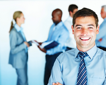 Un oficial german vrea să le interzică șefilor să contacteze subalterni în timpul liber - youngbusinessmanwithgroupinbackg-1407335352.jpg