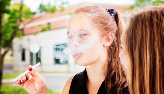 FUMATUL ÎN CURTEA LICEELOR, PERMIS. Decizia de ultim moment luată de Franța - younggirlvaping-1458308274.jpg