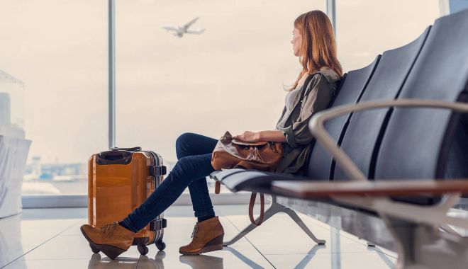 Europa dorește să-și deschidă frontierele pentru turism până la începerea verii - youngwomanatairportwaitingforboa-1589818623.jpg