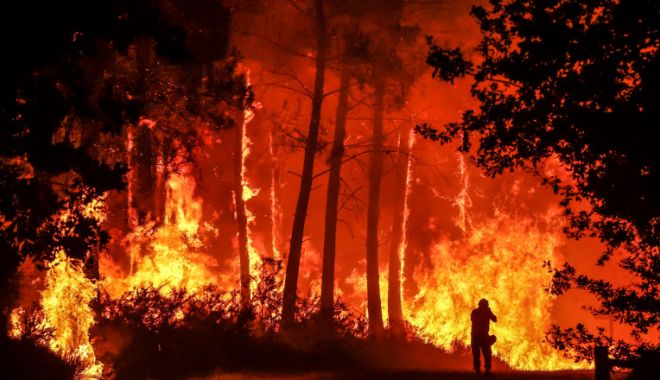 Pompierii români continuă misiunea de stingere a incendiului din sud-vestul Franţei