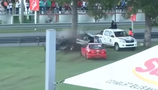 VIDEO. ACCIDENT ȘOCANT! O mașină s-a ciocnit de un arbore și s-a rupt în două - yu755355700-1536230019.jpg