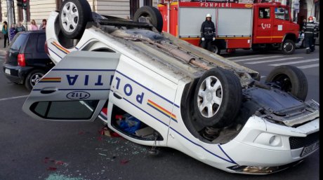 Mașină de Poliție răsturnată, după un impact violent - yuiy82610800-1570295584.jpg