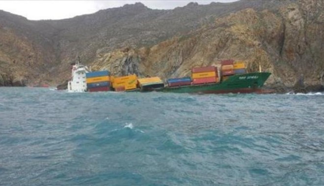 Risc de poluare după ce o navă turcă a eșuat în largul insulei Mykonos - yusufcepnioglu-1394474042.jpg