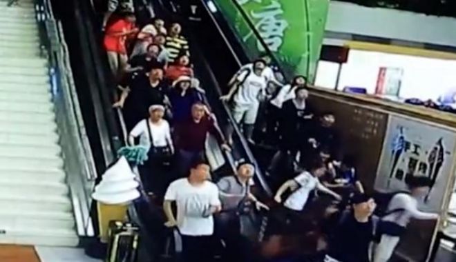 VIDEO. Momentul în care acoperișul unui mall se prăbușește peste turiști - yxnopwrjowrizje5nddmn2zlnzg5nmq0-1529404052.jpg