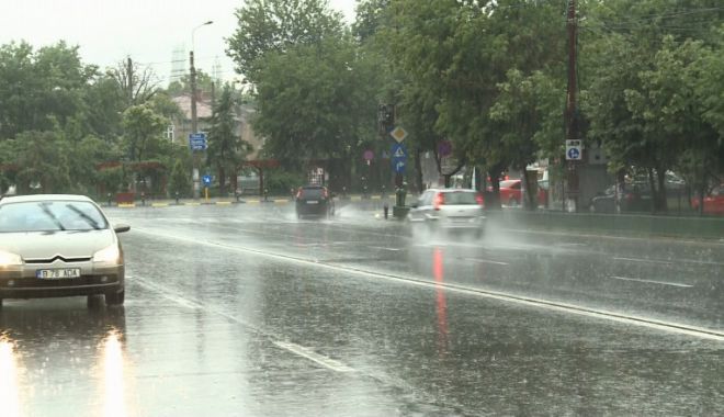 Vremea rea face ravagii în ţară! 21 de autoturisme avariate, după ce acoperişurile a trei blocuri au fost doborâte de vijelie