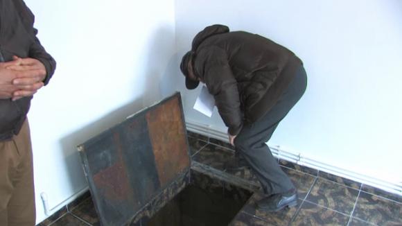 AVEȚI GRIJĂ PE MÂNA CUI LĂSAȚI CASA! Un bărbat a închiriat-o unei familii adeptă a cultului Martorii lui Iehova. Ce a găsit în subsolul imobilului e greu de imaginat - yzy1ndy5mgjhmgfjztgzytyzmdy1mzaw-1521099352.jpg