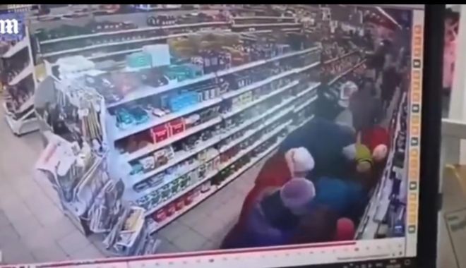 Imagini incredibile într-un magazin din Rusia: Zeci de oameni se îmbulzesc pentru a prinde o pungă cu zahăr - zahar-1647522962.jpg