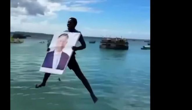 Ceremonie bizară în cinstea lui Iohannis, în Zanzibar. Bărbați africani sar în apă cu tabourile șefului statului român