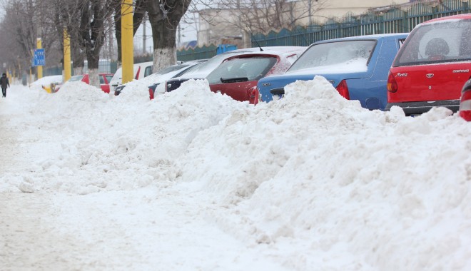 Arestați după ce au tâlhărit proprietarul unei mașini înzăpezite - zapada-1327654536.jpg
