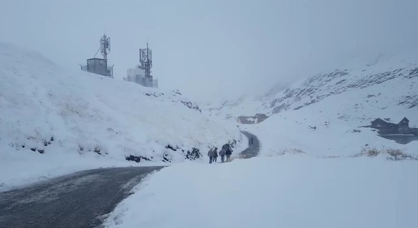 Aproximativ 60 de turiști au rămas blocați pe platoul Bucegi - zapada-1511890367.jpg