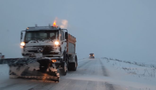 VIDEO / Viscol și vizibilitate scăzută, pe șosele. Intervin drumarii - zapada-1611728301.jpg